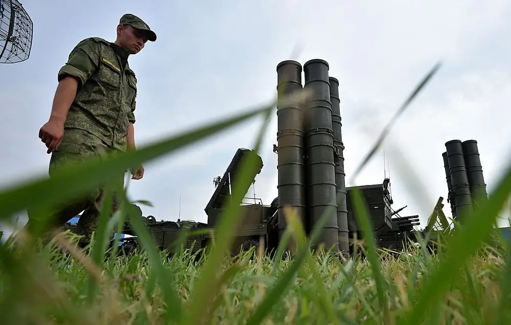 Một binh sỹ Nga gần hệ thống phòng không S-400 tại triển lãm quân sự Oboronexpo-2014 ở ngoại ô Moscow, ngày 13/8/2014. Ảnh: Kirill Kudryavtsev