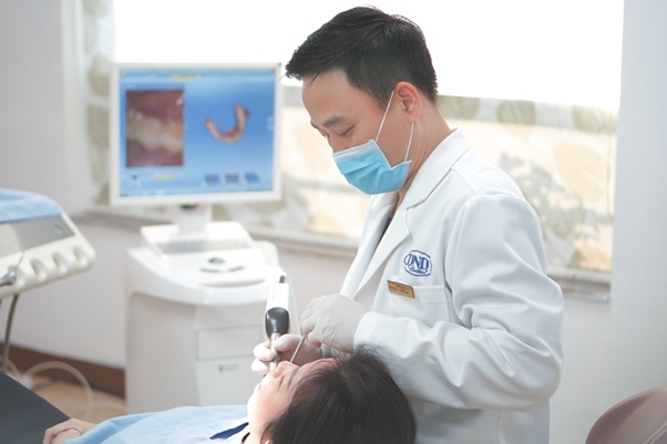 Bác sĩ Hưng đang tiến hành lấy dấu răng bằng hệ thống CAD/CAM Cerec