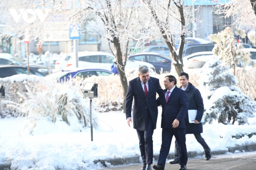 A high-ranking Vietnamese delegation led by Prime Minister Pham Minh Chinh arrived in Bucharest on January 20 afternoon (local time), beginning an official visit to Romania at the invitation of Romanian Prime Minister Marcel Ciolacu.