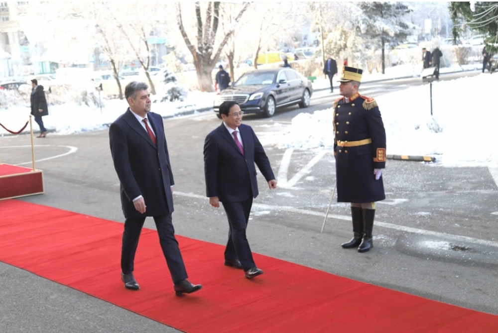 During the January 20-22 visit, the Vietnamese Prime Minister holds talks with Prime Minister Ciolacu, meets with President Klaus-Werner Iohannis and other senior officials of Romania. He also attends a joint Vietnam - Romania business forum and visit research institutes and universities, among other activities.