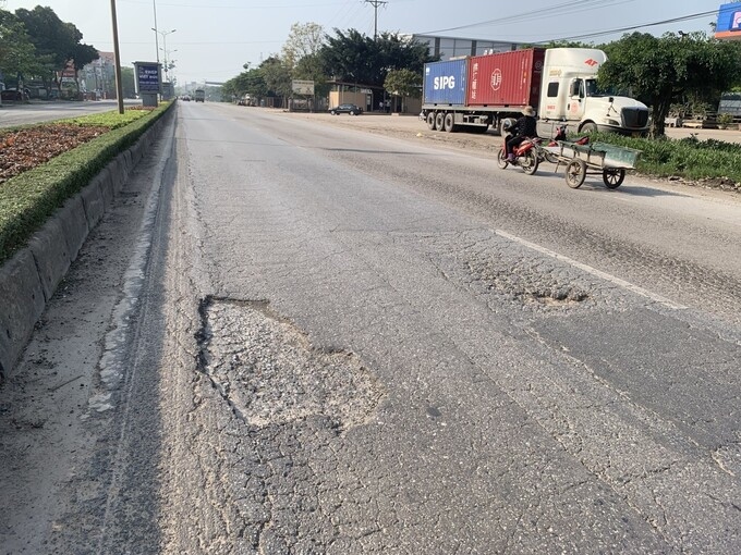 Quốc lộ 2 đoạn từ TP Phúc Yên đến TP Vĩnh Yên (Vĩnh Phúc) xuống cấp, hư hỏng tiềm ẩn nguy cơ mất an toàn giao thông