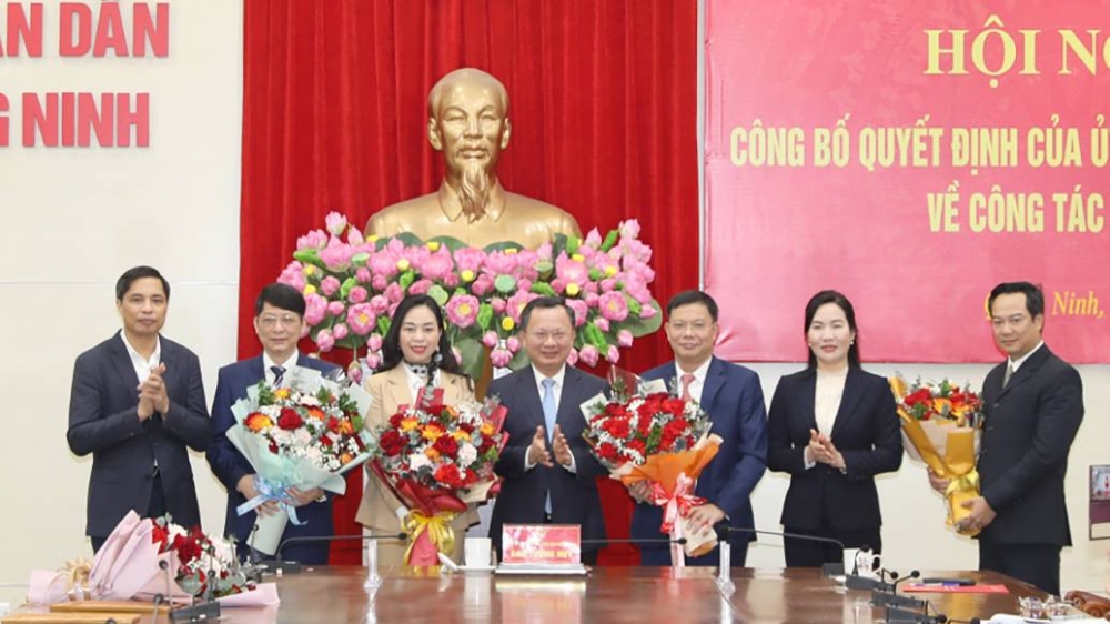 Chủ tịch UBND tỉnh Quảng Ninh Cao Tường Huy trao quyết định và chúc mừng các cán bộ được bổ nhiệm