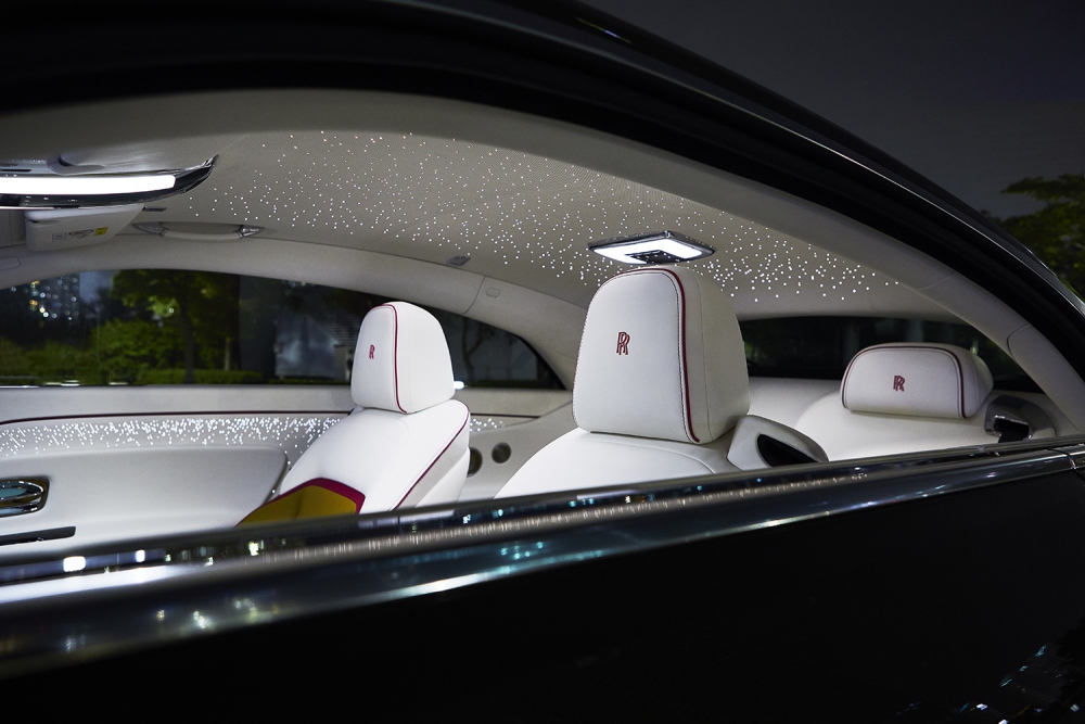 Để có khả năng cách âm tốt nhất cho khoang cabin, Rolls-Royce đã dùng tới 180 kg vật liệu cách âm trên Spectre