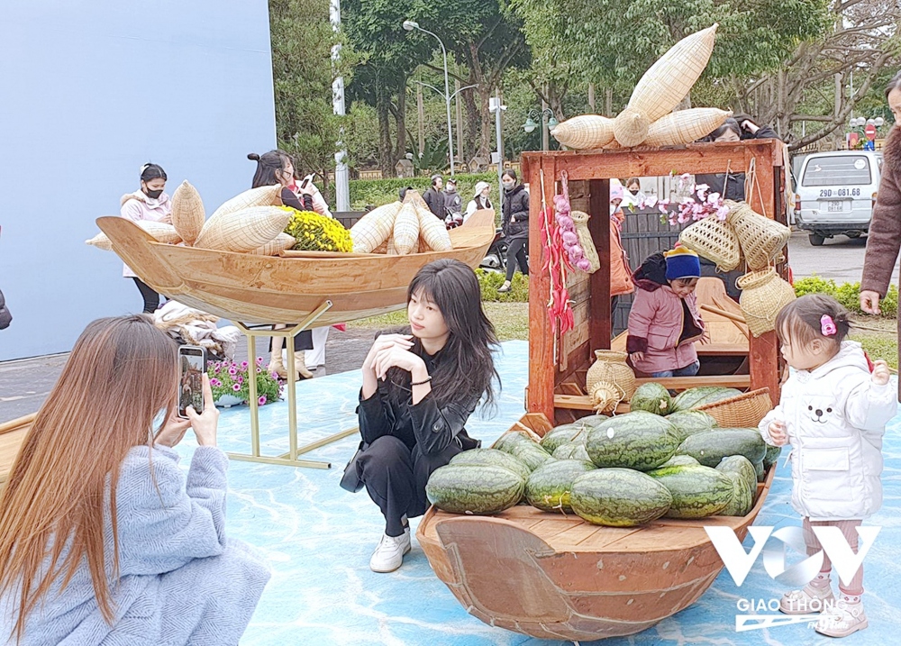 "Không gian Tết miền Nam" tái hiện hình ảnh sôi động, nhộn nhịp trên chợ nổi, mang đậm dấu ấn miệt vườn, sông nước của người dân Nam Bộ