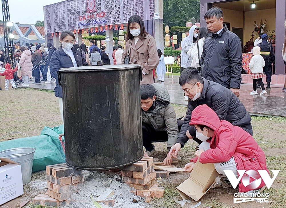 Quây quần bên nồi bánh chưng dưới cái lạnh Hà Nội