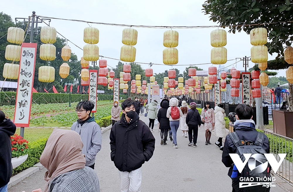 Dù những ngày này thời tiết Hà Nội đang rét đậm nhưng sự kiện vẫn thu hút rất đông du khách, đặc biệt là các bạn trẻ, đến tham quan, trải nghiệm