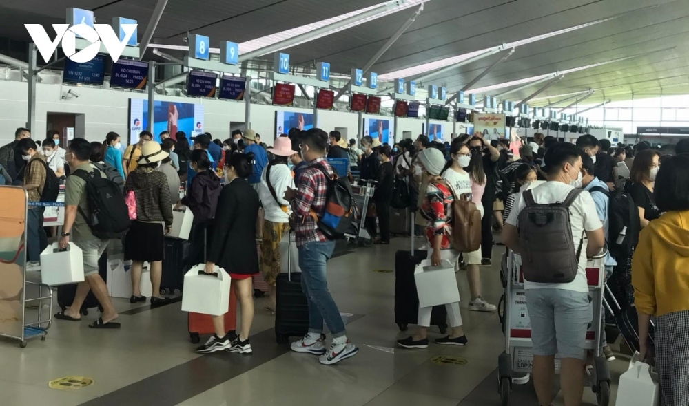 Phản hồi về tình trạng giá vé máy bay tăng cao, đại diện Bộ Giao thông Vận tải cho biết, theo cơ chế thị trường, với những giai đoạn cao điểm (cầu tăng quá lớn so với cung), các hãng hàng không đều tăng tỷ lệ bán vé ở giá cao. (Ảnh minh họa)