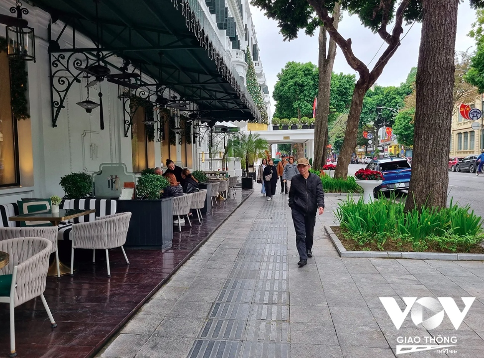 Tại những đoạn vỉa hè đã thí điểm cho thuê từ năm 2021 như số 30 Lý Thường Kiệt, số 15 Ngô Quyền,... tình trạng lộn xộn không xảy ra như những khu vực khác chưa được cấp phép (Ảnh - Minh Hiếu)
