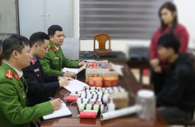 Số pháo nổ tự chế bị công an thu giữ.