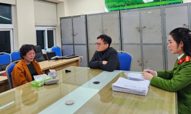 Bà Phạm Thị Hòa (trái), cựu Chủ tịch Sen Tài Thu.