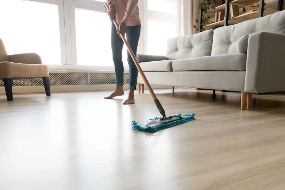 Loại bỏ vết bẩn giúp sàn nhà sáng bóng là một công dụng của nước thải điều hòa. (Ảnh: Southern Living)