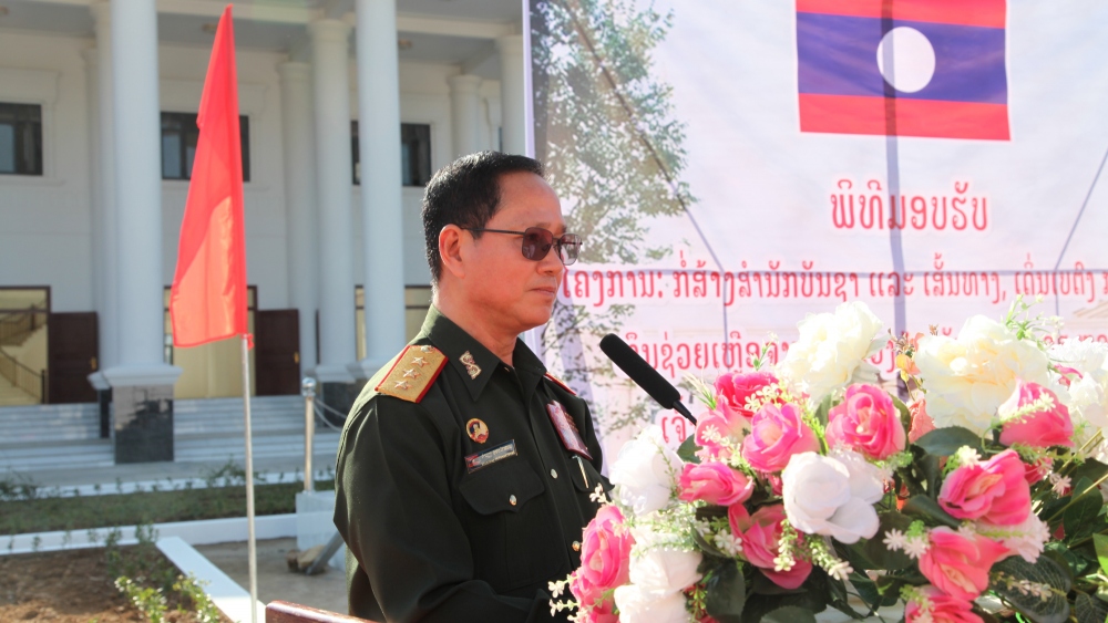 Thượng tướng Khamlien Outhakaysone, Thứ trưởng Bộ Quốc phòng Lào thay mặt Bộ Quốc phòng phát biểu chỉ đạo tại lễ bàn giao