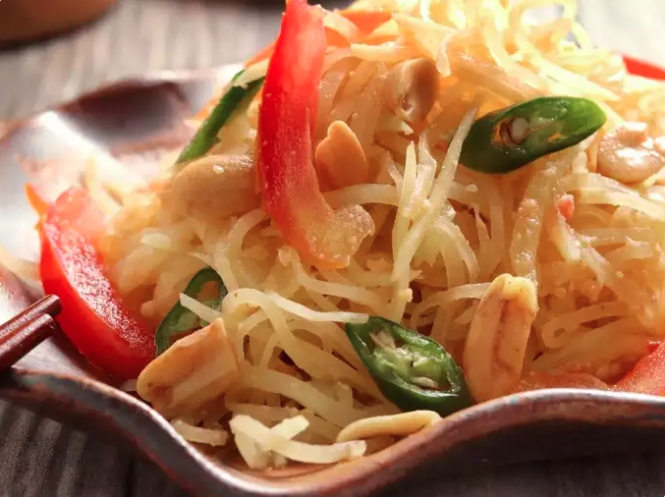 Ngoài ra, chất xơ có trong đu đủ giúp cải thiện tiêu hóa bằng cách điều hòa nhu động ruột và đảm bảo đường ruột khỏe mạnh.