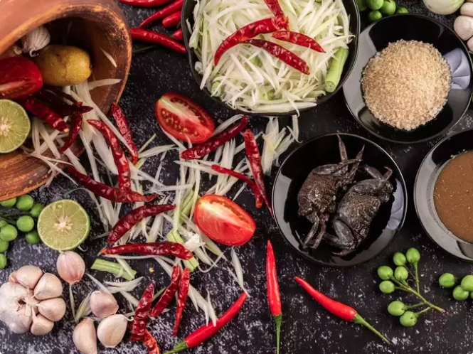 Sức khỏe làn da: Sự hiện diện của vitamin A, C và E trong đu đủ thô góp phần thúc đẩy làn da khỏe mạnh và rạng rỡ. Những vitamin này có đặc tính chống oxy hóa, giúp bảo vệ da khỏi tác hại của gốc tự do và hỗ trợ sản xuất collagen, thúc đẩy vẻ ngoài trẻ trung.