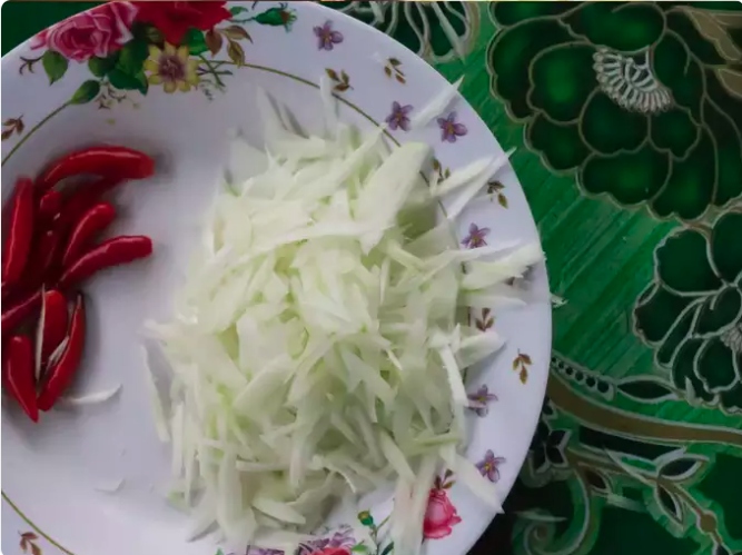 Điều hòa kinh nguyệt: Theo nghiên cứu, ăn đu đủ sống giúp điều hòa chu kỳ kinh nguyệt. Sự hiện diện của một loại enzyme gọi là papain được cho là có tác dụng điều hòa và bình thường hóa dòng chảy kinh nguyệt. Điều này rất hữu ích với phụ nữ có kinh nguyệt không đều.