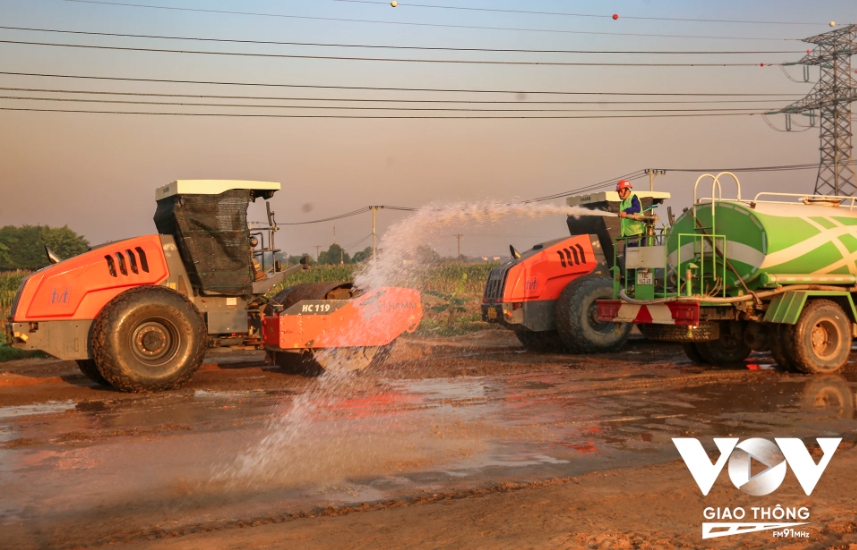 Các chính sách cần được đưa ra, giải thích với các hộ dân trước khi thực hiện giải phóng mặt bằng. Có như vậy, người dân mới có thể đồng thời vừa ổn định nơi ở, vừa sớm có nguồn thu nhập, công ăn việc làm và đồng thuận với những chính sách của Nhà nước (Ảnh: Lê Tùng/VOVGT)