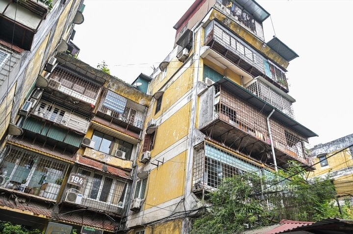 Do có vị trí trung tâm, nên nhiều khu tập thể dù đã xuống cấp, nhưng vẫn được tìm mua. (Ảnh minh hoạ).