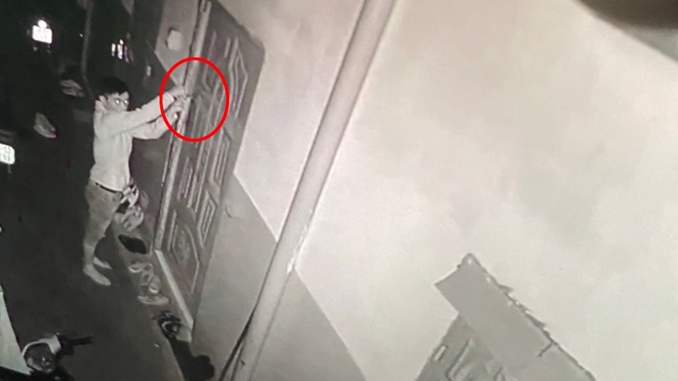 Tên trộm dùng dây cột cửa các phòng trọ để trộm xe máy. Ảnh cắt từ video