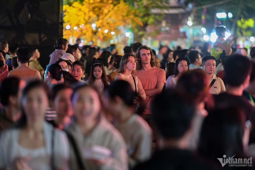 The festival, jointly held by the Ho Chi Minh City Department of Industry and Trade and the Vietnam Cuisine Culture Association, features both traditional and contemporary art programmes, along with many national Tet rituals.