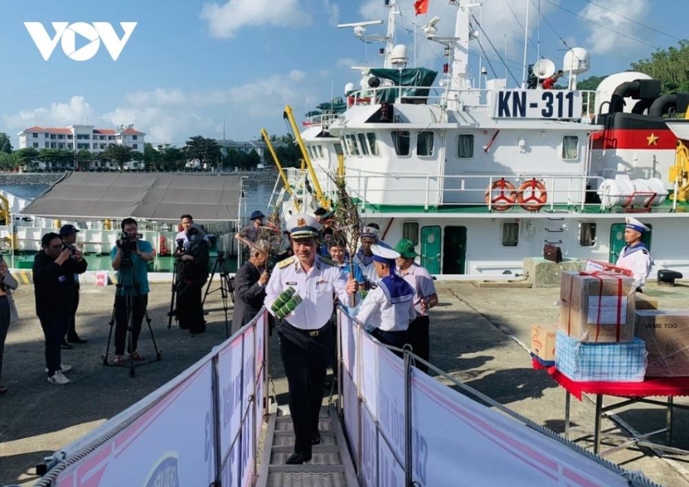 The purpose of the visit is to encourage them to remain strong in protecting the country’s sea and island sovereignty.