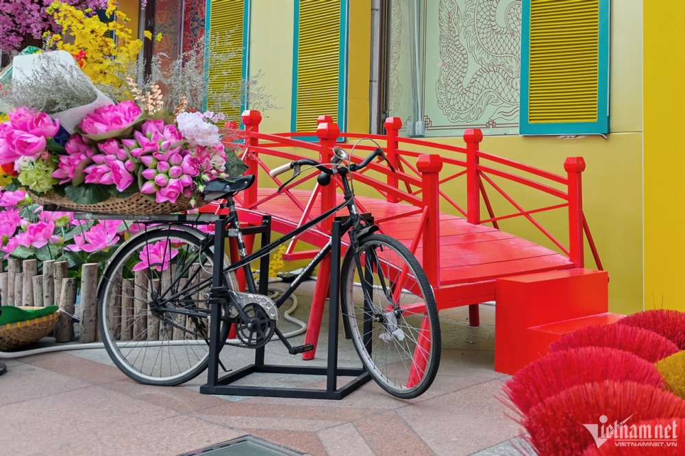 An image of Huc bridge in the capital appears at the event.