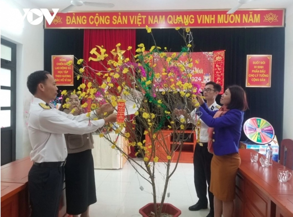 In Ly Son district, the officers and reporters toured administrative units and brought gifts to the staff working at the Ly Son Radar Station.