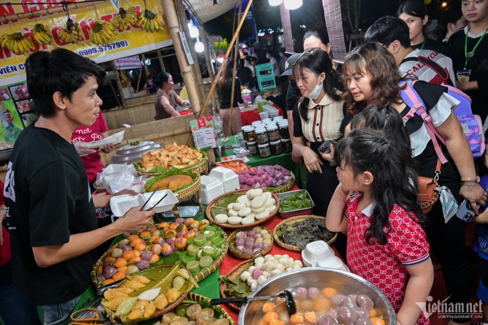 The delegation deliver Tet gifts to soldiers and local people in Con Co island district of Quang Tri province.