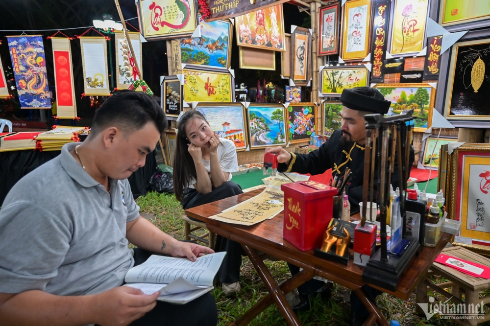 A highlight of the festival is a calligraphy market where calligraphers, dressed in ao dai (Vietnamese traditional long dress), sell calligraphy in black and yellow ink on red paper.