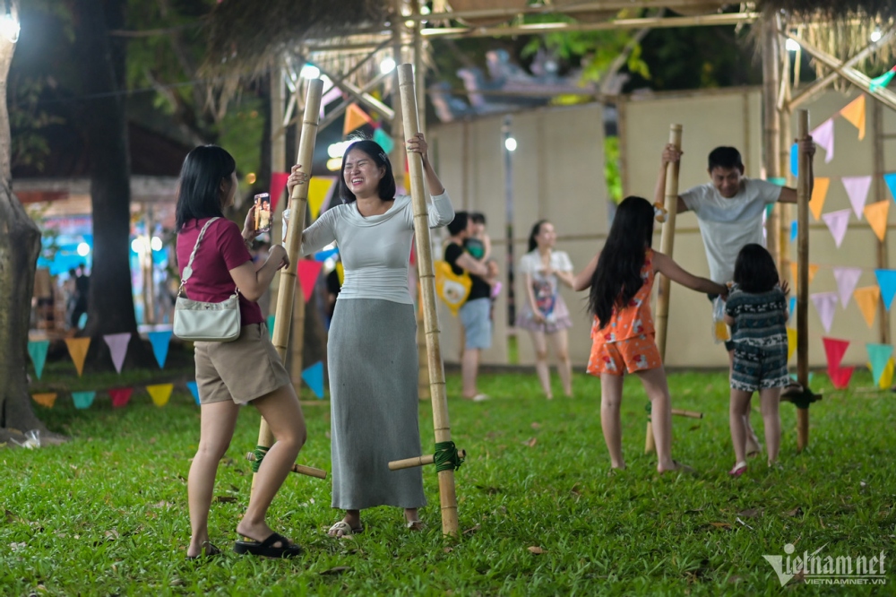 Visitors also have the chance to play a number of traditional folk games, including walking on stilts, tug of war, blindfolded clay pot breaking, and mandarin square capturing.