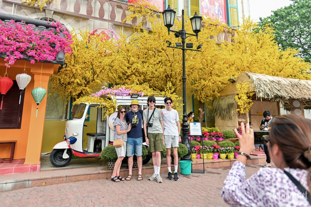 An Australian family takes a photo to keep memories of Tet celebrations in Vietnam.