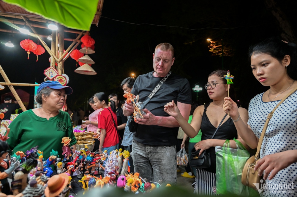 A booth of To He (toy figurine) draws the attention of foreign visitors.