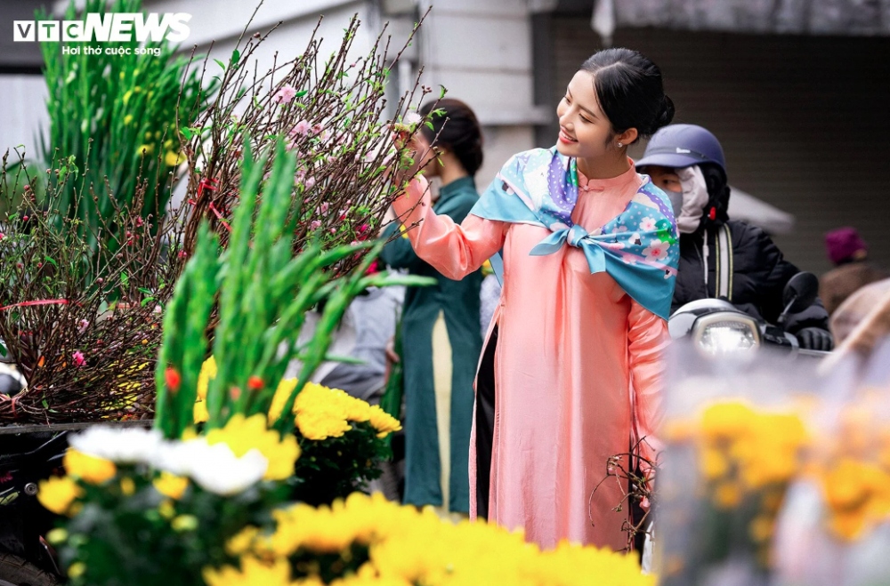 "Dù thời Hà Nội những ngày qua khá lạnh, nhưng tôi vẫn tranh thủ thời gian cùng bạn bè lên chợ hoa truyền thống của Hà Nội để lưu giữ lại những khoảnh khắc đáng nhớ trước thềm năm mới 2024", bạn Mỹ Hà chia sẻ.
