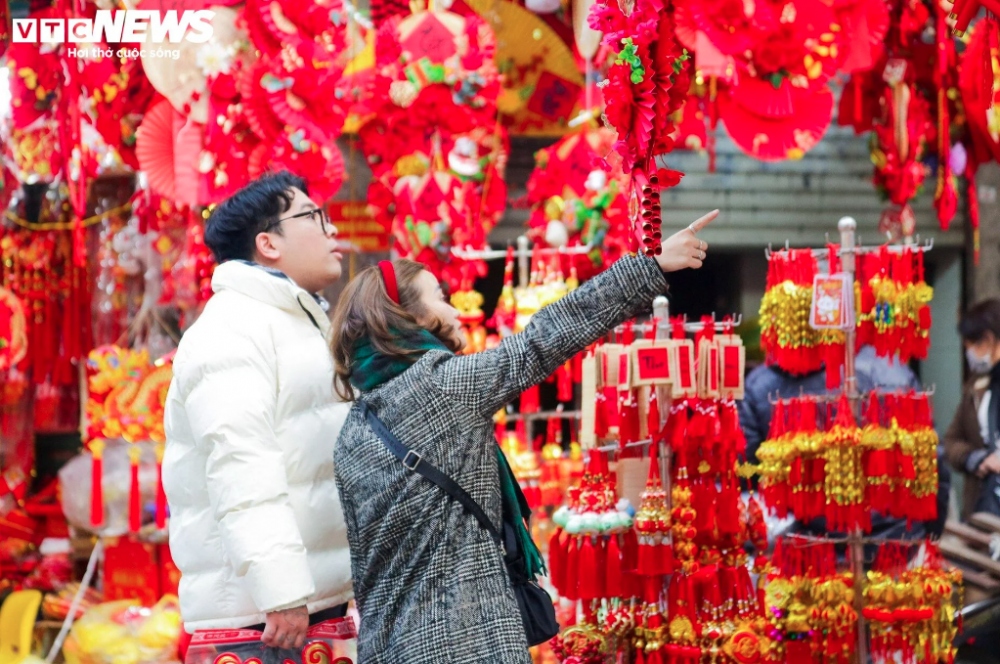 "Dịp Tết Nguyên đán, Hà Nội có nhiều chợ hoa xuân nhưng gia đình tôi vẫn giữ thói quen đi du xuân tại chợ hoa Hàng Lược. Cảm giác được đi dạo, tận hưởng không khí chợ hoa Tết cuối năm làm tôi hoài niệm về những ngày Tết lúc tôi còn nhỏ", chị Hải Minh (ở quận Hoàn Kiếm) nói.