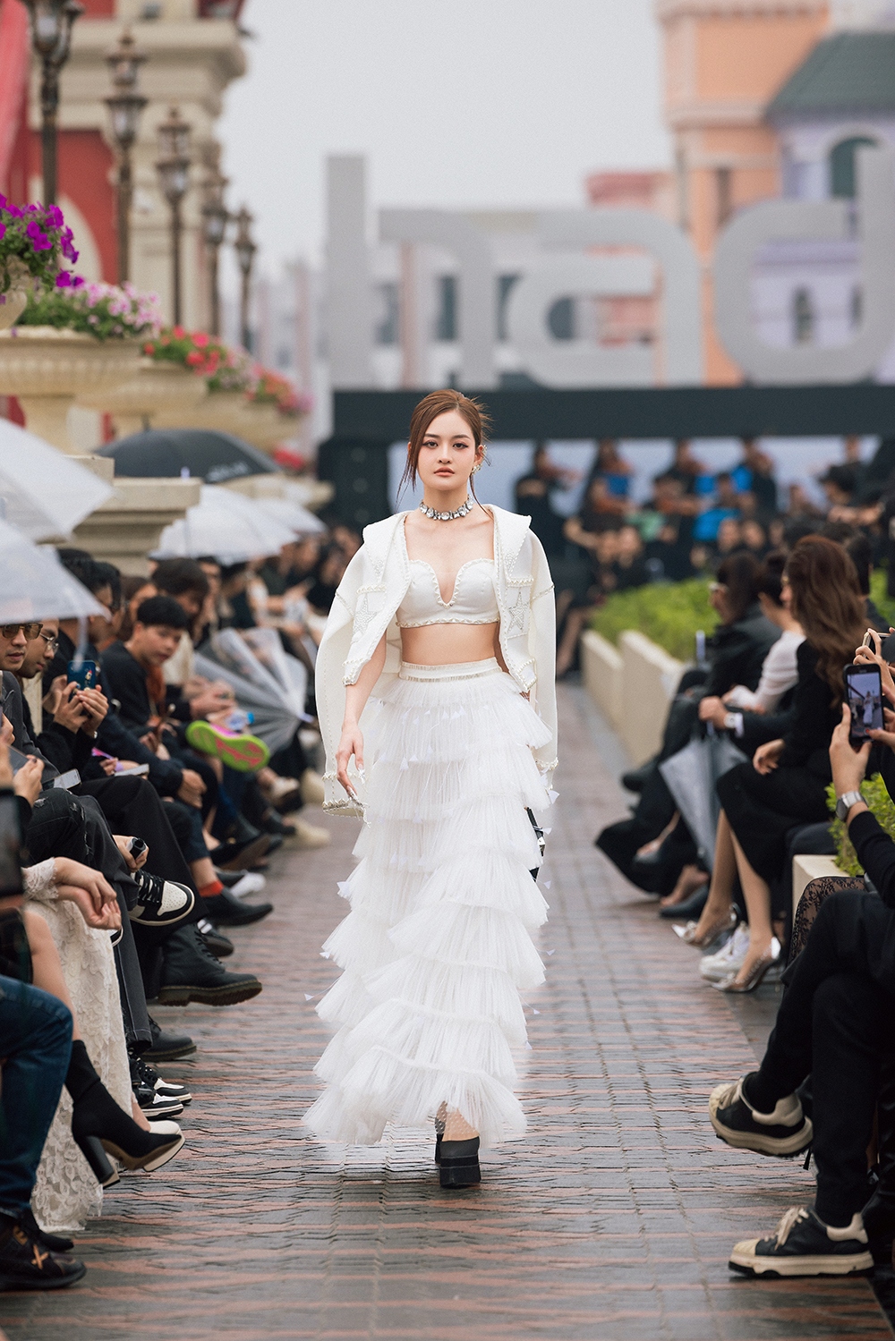 Trước đó, Show mở màn với những cú sải bước uyển chuyển của diễn viên "Chúng ta của 8 năm sau" vừa là nàng thơ, vừa là First Face trong chiếc đầm xếp tầng màu trắng, kết hợp bra top sexy.