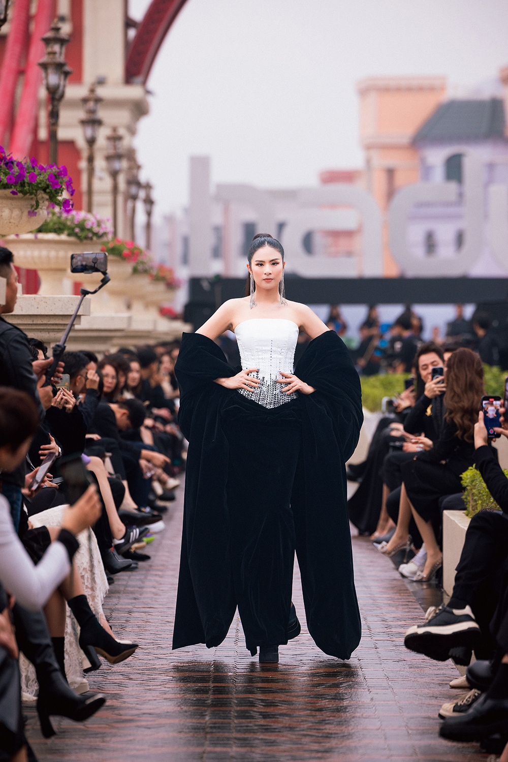 Sau nhiều năm vắng bóng trên sàn catwalk, mới đây, Hoa hậu Ngọc Hân tái xuất làm vedette cho show diễn thời trang.