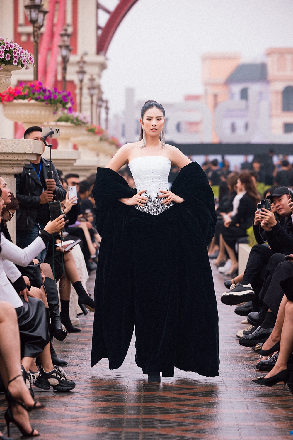 Hoa hậu Việt Nam 2010 biểu cảm sắc lạnh, visual đầy cuốn hút, kiêu sa với kiểu tóc buộc đuôi ngựa hiện đại.