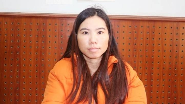 Cơ quan công an đọc lệnh khám xét và lệnh bắt tạm giam đối với bà Dương Thị Thiếu tại nhà riêng
