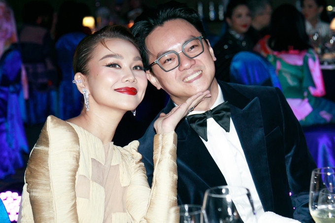 Tối 16/1, siêu mẫu Thanh Hằng tham dự lễ trao giải Đẹp Awards do tạp chí Đẹp tổ chức. Trên thảm đỏ, nữ siêu mẫu vẫn thu hút mọi ánh nhìn bởi thần thái sang trọng và cuốn hút.Sau khi kết hôn, diễn viên phim Mỹ nhân kế chăm chỉ đi sự kiện và nhận được nhiều lời khen từ mọi người vì nhan sắc ngày càng thăng hạng. Trong lần xuất hiện này, nhạc trưởng Trần Nhật Minh cùng đồng hành với bà xã. Đây là lần thứ hai anh sánh đôi với Thanh Hằng tại một sự kiện giải trí sau khi cả hai "về chung một nhà". Trên sân khấu, Thanh Hằng nhận giải The Icon - Biểu tượng của mọi biểu tượng. Bên cạnh những lời cảm ơn, nữ siêu mẫu còn cho biết cô hạnh phúc vì phong cách của mình vẫn còn bắt kịp với xu hướng hiện đại. (Nguồn: Thanh Niên)