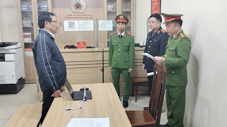 Thi hành lệnh bắt tạm giam đối với Vũ Hồng Giang. Ảnh: Công an tỉnh Hải Dương