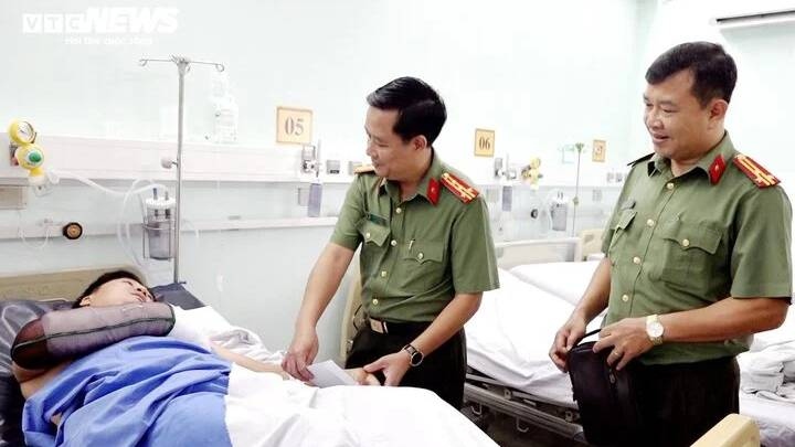 Đại tá Lê Phú Thạnh, Phó Giám đốc Công an tỉnh thăm hỏi, động viên Thiếu tá Thái Văn Tâm bị thương khi làm nhiệm vụ.