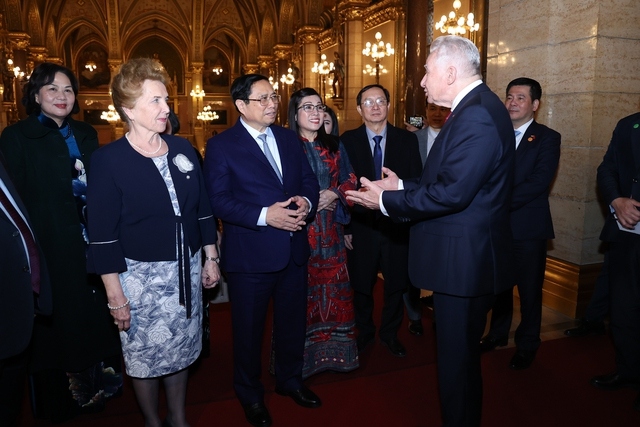 Thủ tướng Phạm Minh Chính trao đổi với Phó Chủ tịch Quốc hội Hungary Jakab István. Ảnh: VGP/Nhật Bắc