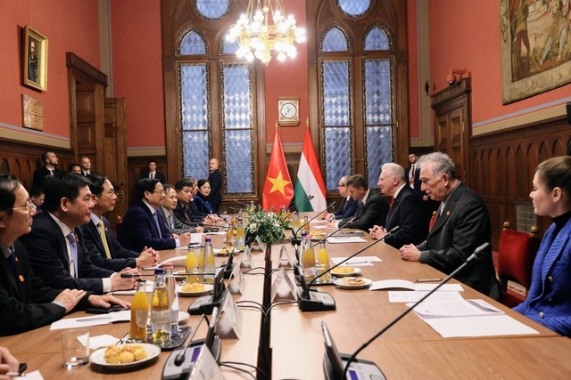 Thủ tướng Phạm Minh Chính và Phó Chủ tịch Quốc hội Hungary Jakab István nhất trí đẩy mạnh hợp tác kinh tế tương xứng với mối quan hệ hữu nghị truyền thống tốt đẹp giữa hai nước. Ảnh: VGP/Nhật Bắc
