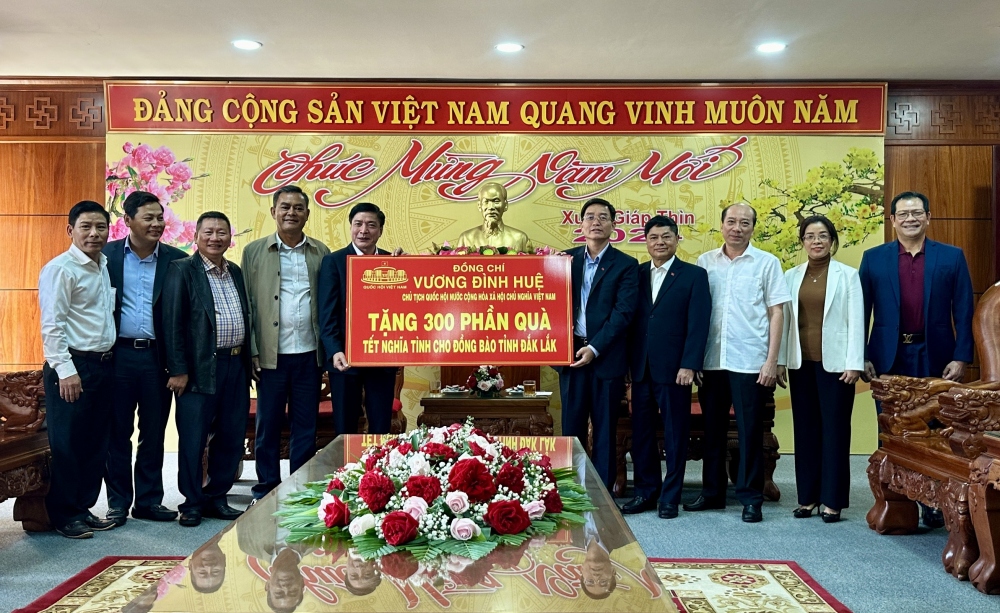 Thừa ủy quyền của Chủ tịch Quốc hội, ông Bùi Văn Cường chuyển 300 suất quà Tết cho tỉnh Đắk Lắk