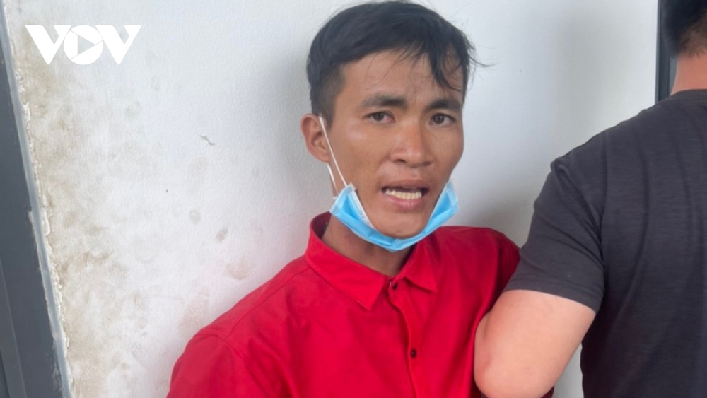 Thương bị công an Bình Dương bắt giữ sau 2 ngày lẩn trốn tại Bình Phước (Ảnh: CA cung cấp)