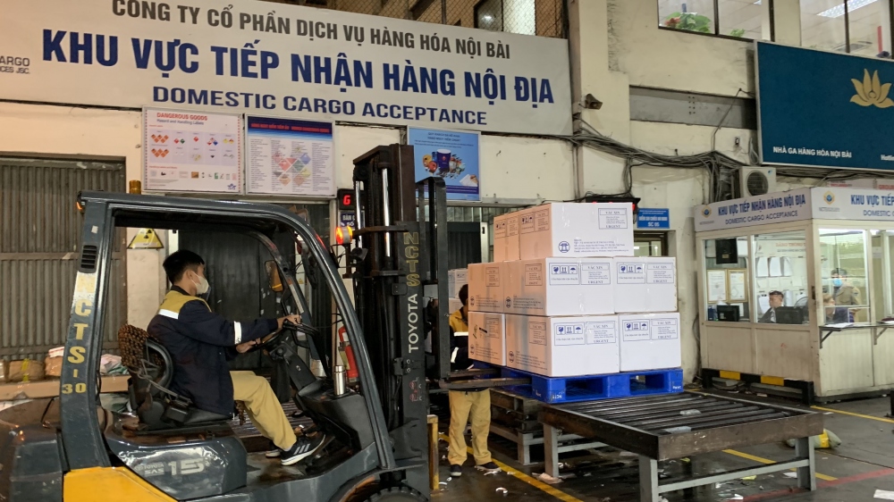 Tiếp nhận lô vaccine tại Nội Bài.