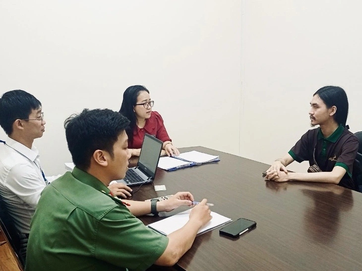 Tiktoker Hứa Quốc Anh làm việc với cơ quan chức năng. (Ảnh: Sở TTTT)