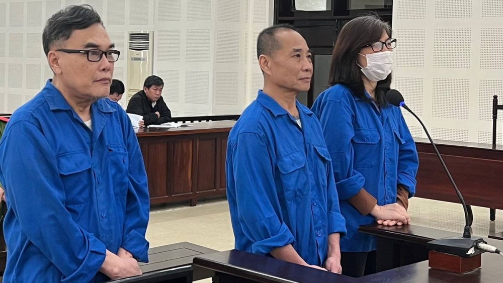 Bị cáo Nguyễn Quang Trung, cựu Tổng Giám đốc Công ty Đầu tư phát triển nhà Đà Nẵng (ngoài cùng bên trái) cùng các thuộc cấp tại tòa