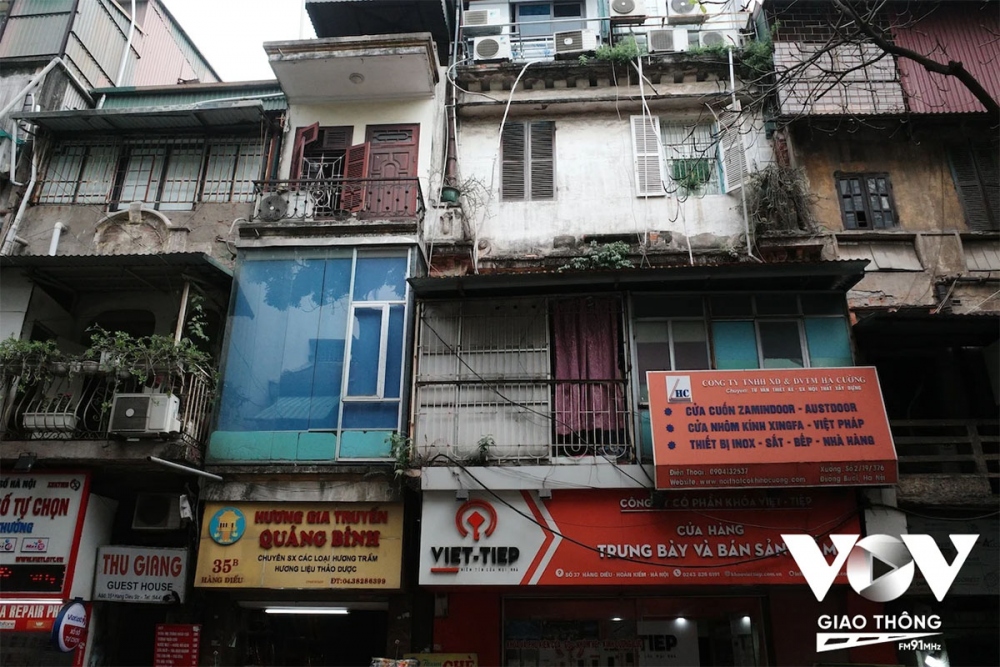 Những phần không gian có thể "cải tạo" là phía ngoài mặt tiền, và bây giờ khó ai có thể định nghĩa nổi kiến trúc Thủ đô ra sao nếu nhìn vào những căn nhà như thế này