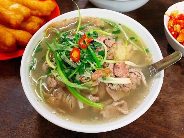 Phở là món ăn nổi tiếng trong ẩm thực Hà Nội mà bất kỳ ai cũng nên thử khi đến với Thủ đô.