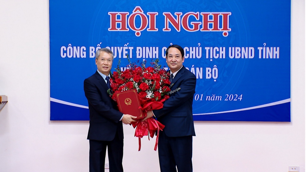Ông Mai Văn Tuất - Phó Bí thư Thường trực Tỉnh ủy Ninh Bình trao quyết định, tặng hoa và chúc mừng ông Nguyễn Thanh Thuỷ